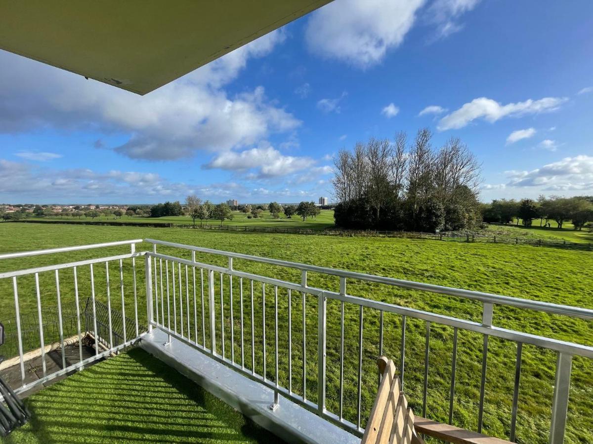 3 Bedroom Apartment With Golf Course View Newcastle upon Tyne Eksteriør bilde